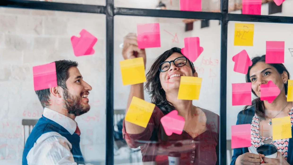 People brainstorming with post it notes