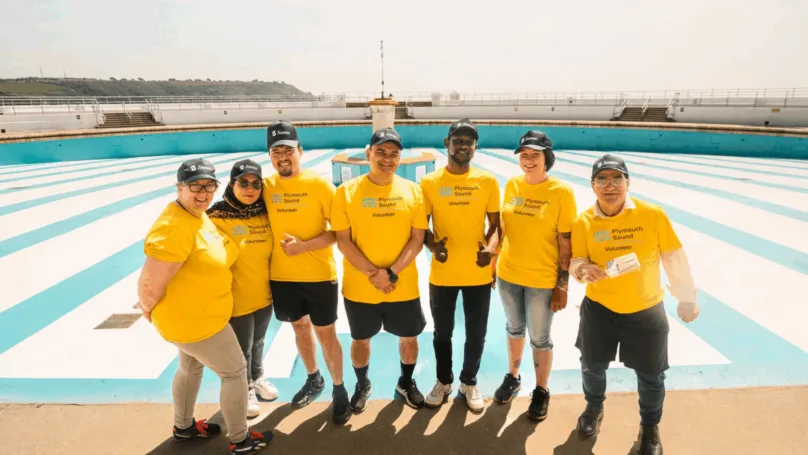 Plymouth National Park volunteers in a line wearing yellow tshirts